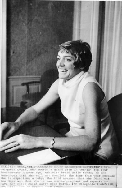 La Smith Court in conferenza stampa a New York, sorridente dopo aver annunciato la notizia della sua prima gravidanza, agosto 1971 (Ap)